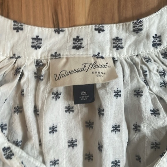 Universal Thread women’s top in a size XXL. - Picture 2 of 6